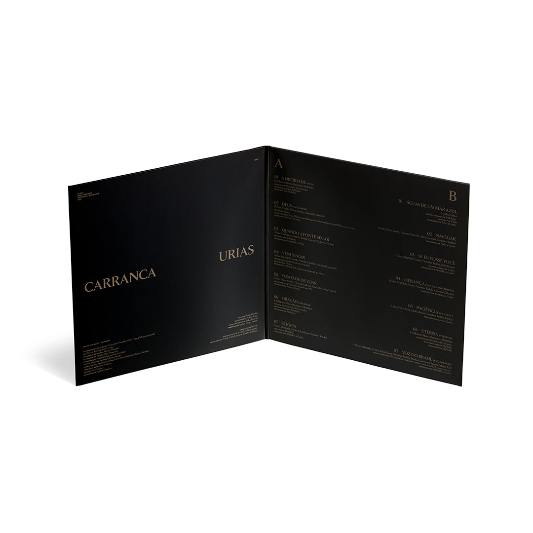 Capa dupla (gatefold) aberta do disco de vinil “Carrancas” de Urias.